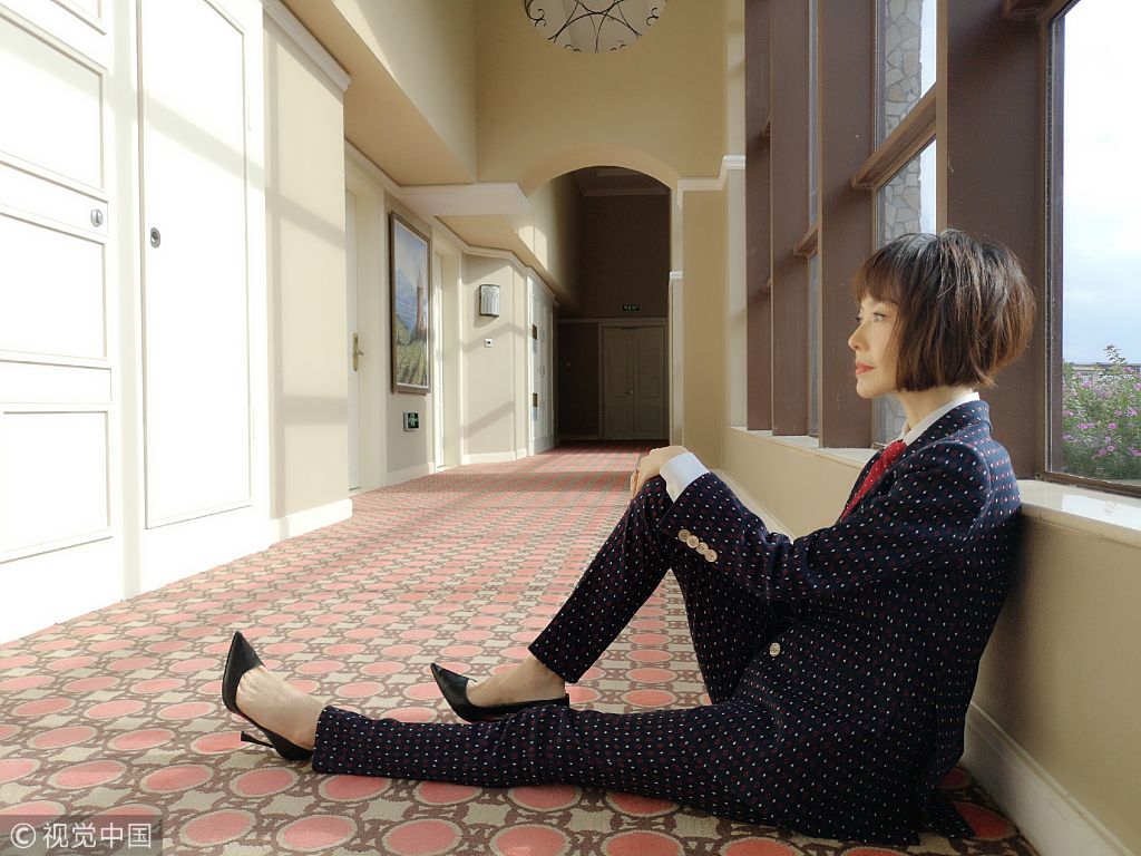 陈鲁豫气场全开波点印花秀"西装杀" 席地而坐炫逆天大长腿