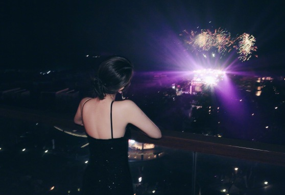 女神邓紫棋"看烟花"美照,粉丝:人比烟花美一百倍!