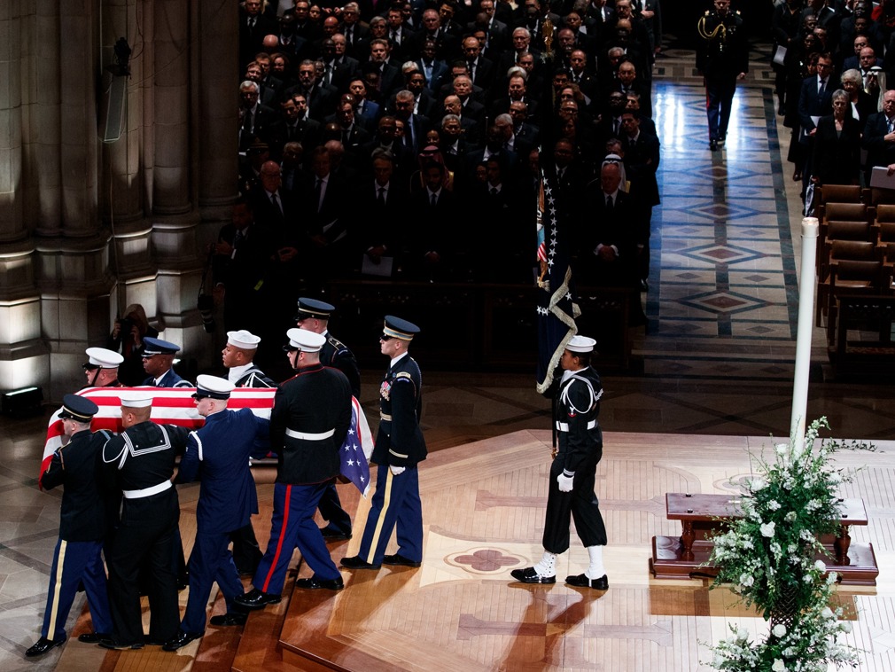 老布什国葬举行 小布什发表悼词后现场泪流满面