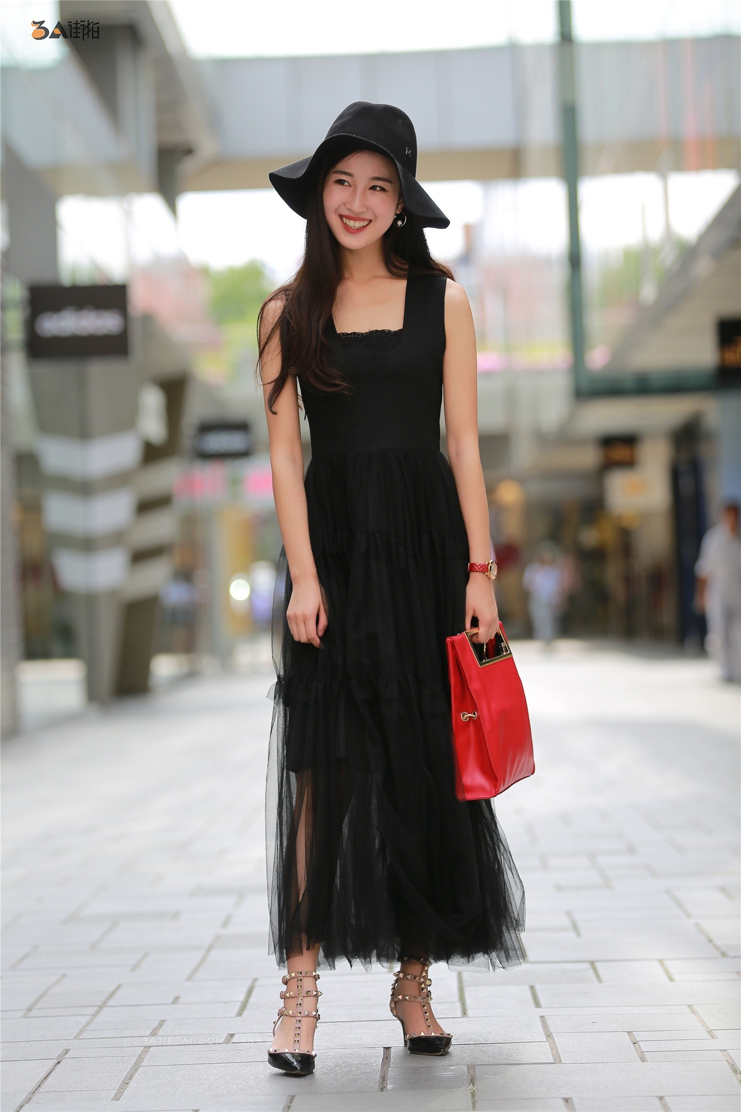 街拍,一组戴帽子美女图,展示不一样的,靓丽之美