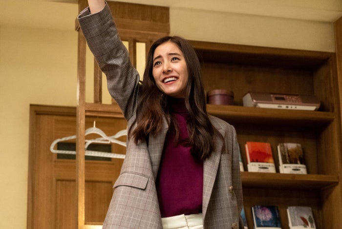 组图:《前男友狂》更新第二集剧照 新木优子怀抱小狗一脸困惑