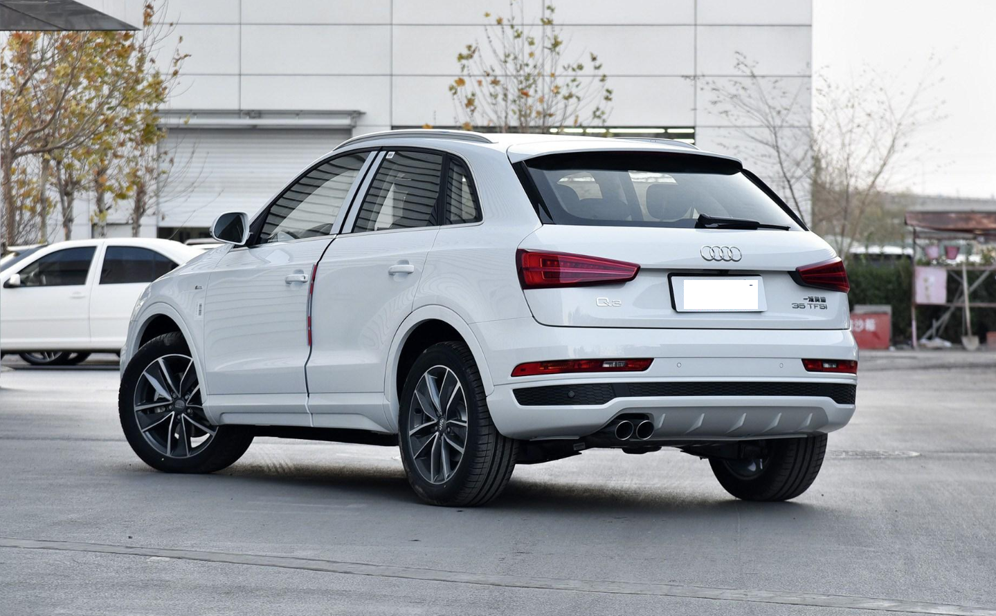 车身侧面,新车采用了动感腰线设计,使得整车看起来更加具有力量感