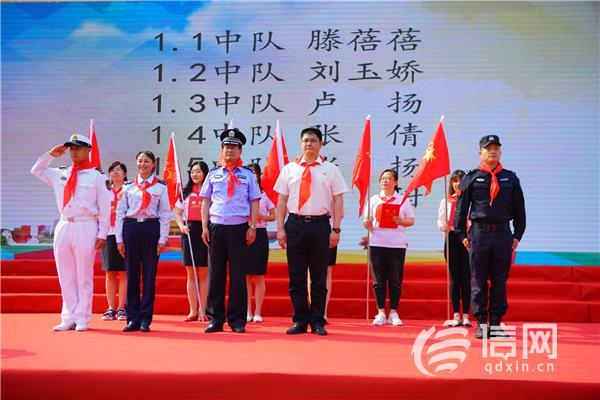 青岛市实验小学入队仪式 一年级小队员戴上红领巾