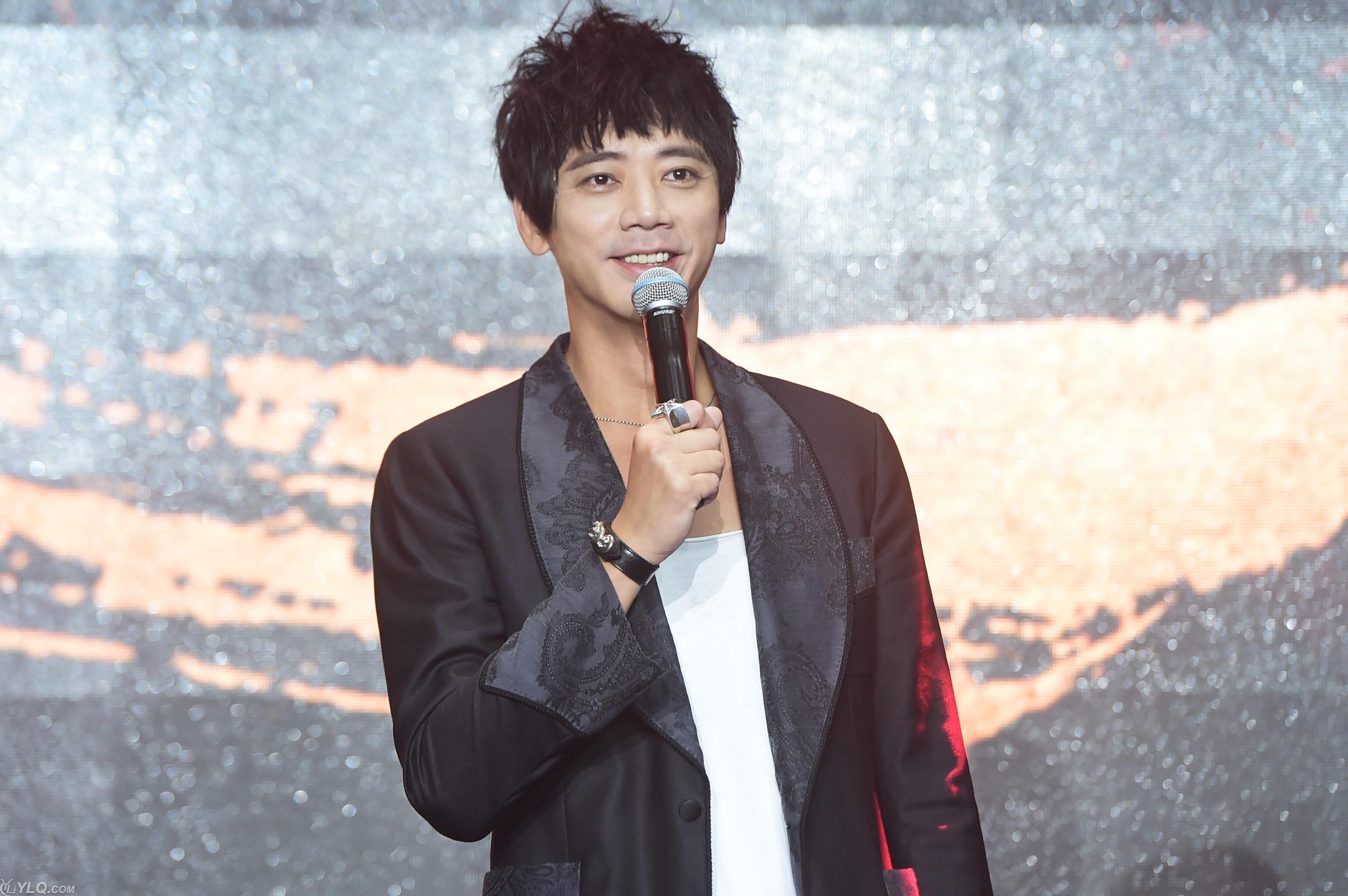 信乐团主唱18岁私生女曝光,当初为事业隐瞒事实,生母另嫁运动员