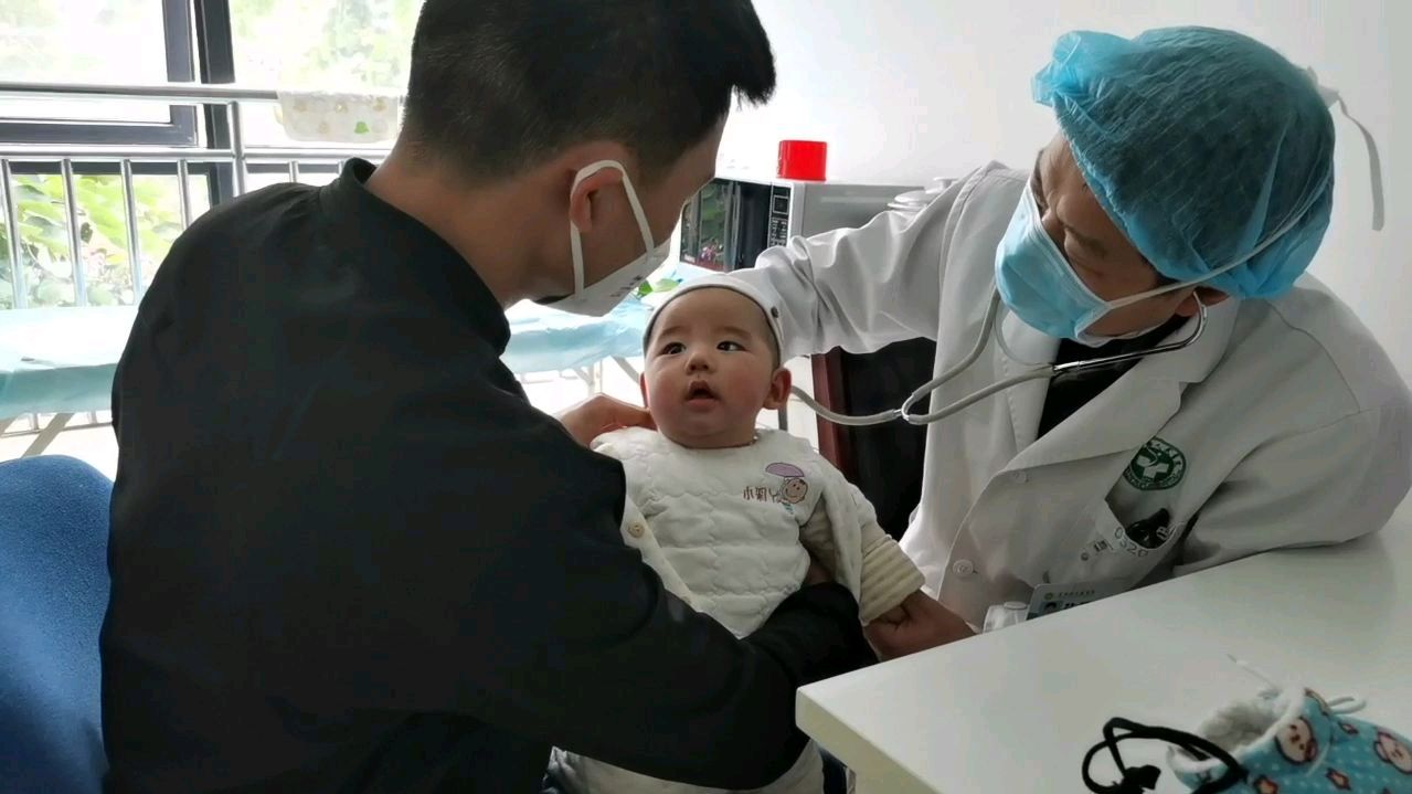 小龙跟媳妇带5个月宝宝去医院检查,全程不哭不闹,做个勇敢的宝贝