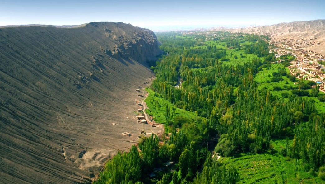 葡萄沟:南麓沟谷,绿色丝带