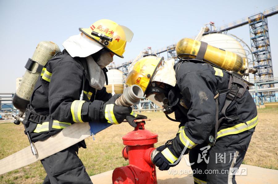 在山东省滨州市博兴县危化品事故处置实战演练中,消防员利用室外