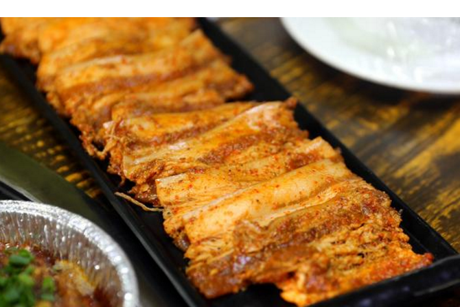 烤鱼块,皮脆肉嫩,肉又厚又香稍蘸调料,吃起来不要太过瘾~还可以感受把