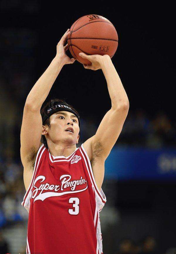 张哲瀚对着镜子自拍,展现史上完美腹肌,小伙们都惊呆了!