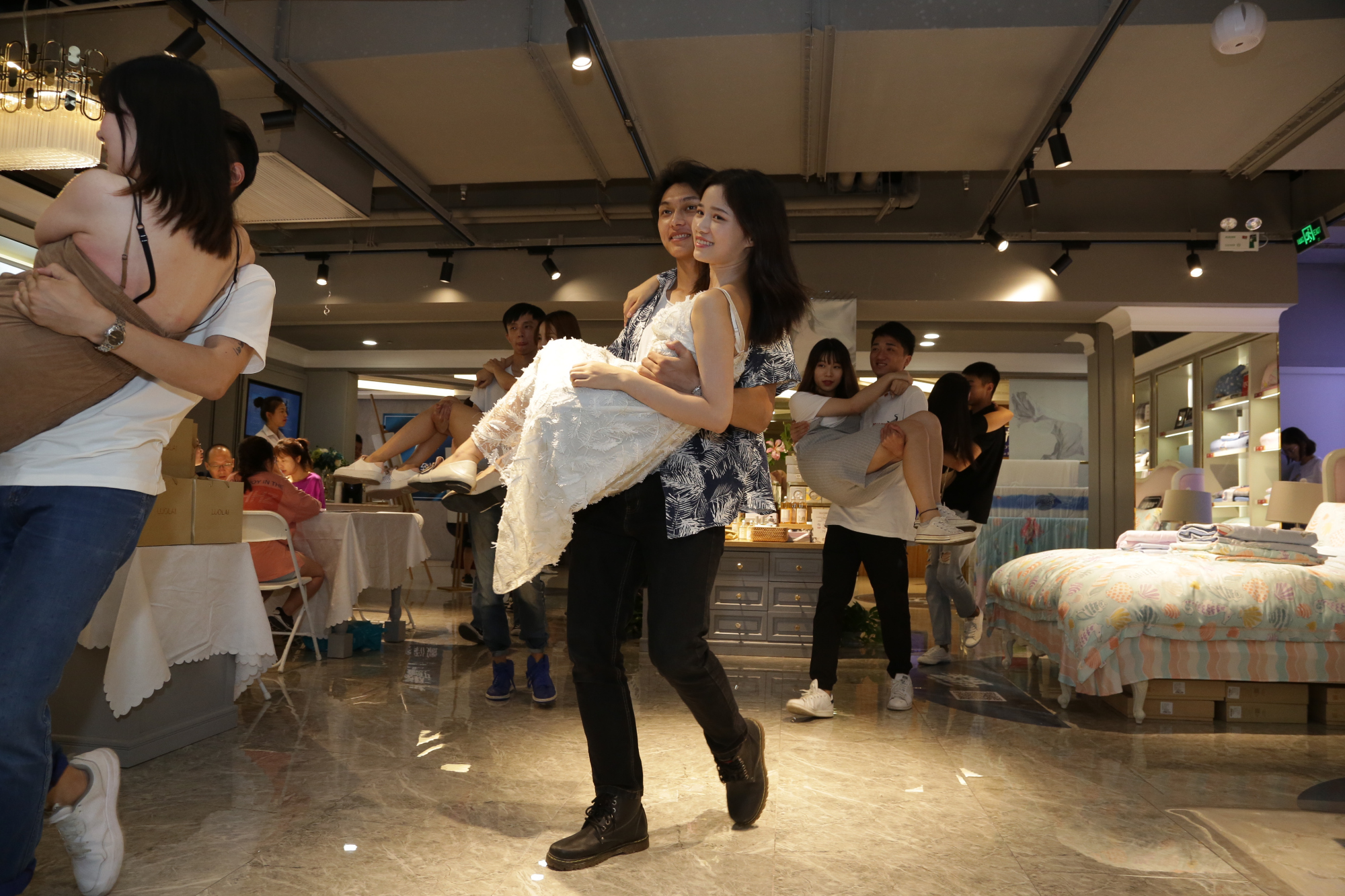 上海商场七夕上演"公主抱"赛跑,爷叔抱起阿姨完胜小哥抱小姐姐