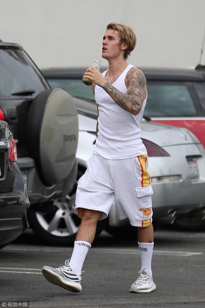 比伯穿背心短裤开启快走模式 不停补水秀花臂荷尔蒙爆表