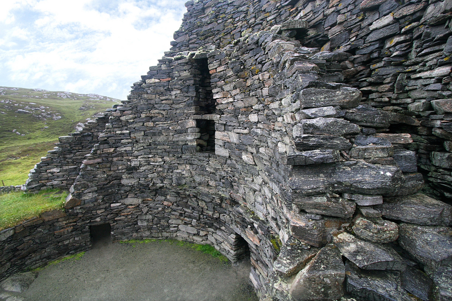 海龙屯群山环抱,地势险要,是历史上许多名门望族的