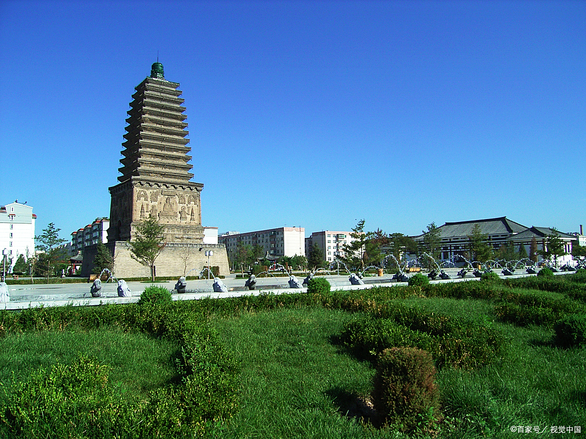 朝阳北塔有1500多年历史,被誉为"东北第一塔",居民烧香参拜