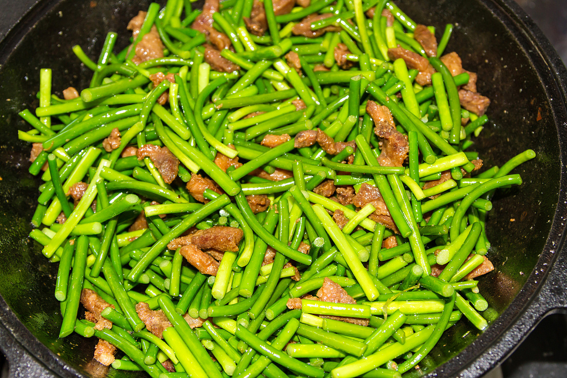 藜蒿炒腊肉是江西南昌市的一道特色名菜,属于赣菜,其主料藜蒿主产自