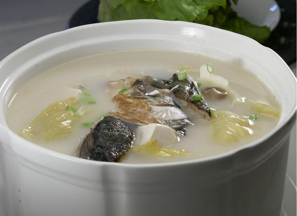 食材:鱼头,鱼尾,豆腐,玉子菇,胡椒粉,油,盐,醋,料酒