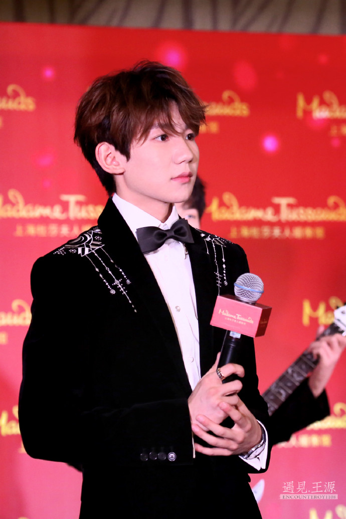 王源现身上海杜莎夫人蜡像馆给自己的蜡像揭幕,皮肤白皙帅气十足