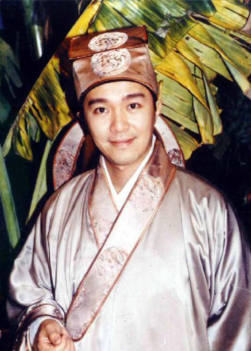 周星驰出道时的写真集! 那时候的星爷有点青涩 ,有多少人看过呢?