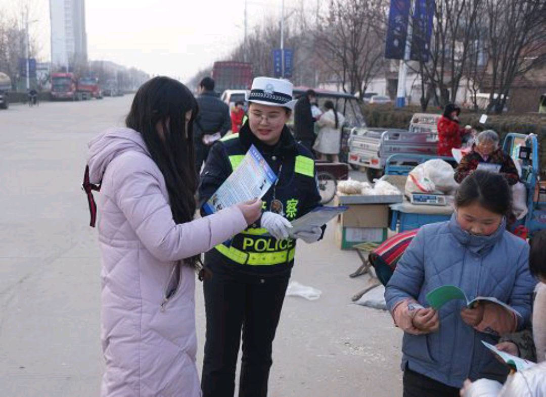 项城市公安局交警大队春运期间走进社区开展交通安全宣传