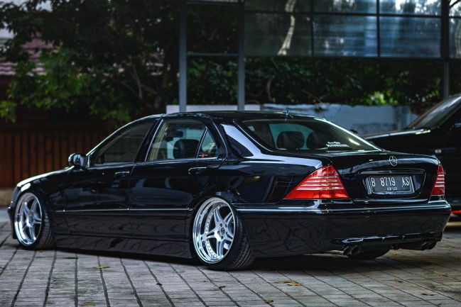 奔驰s级 w220低趴改装,让三叉星的光芒永恒绽放