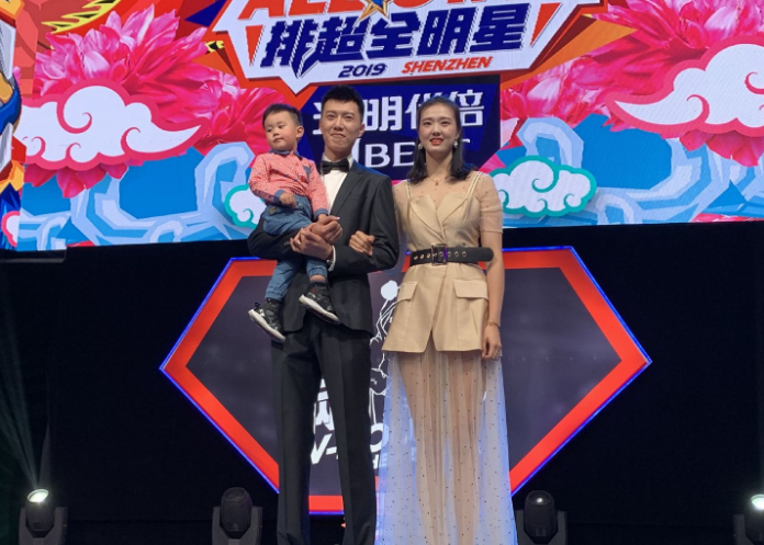 张常宁与异母哥哥张晨走红毯!哥哥怀抱2岁小侄子 一家三口高颜值