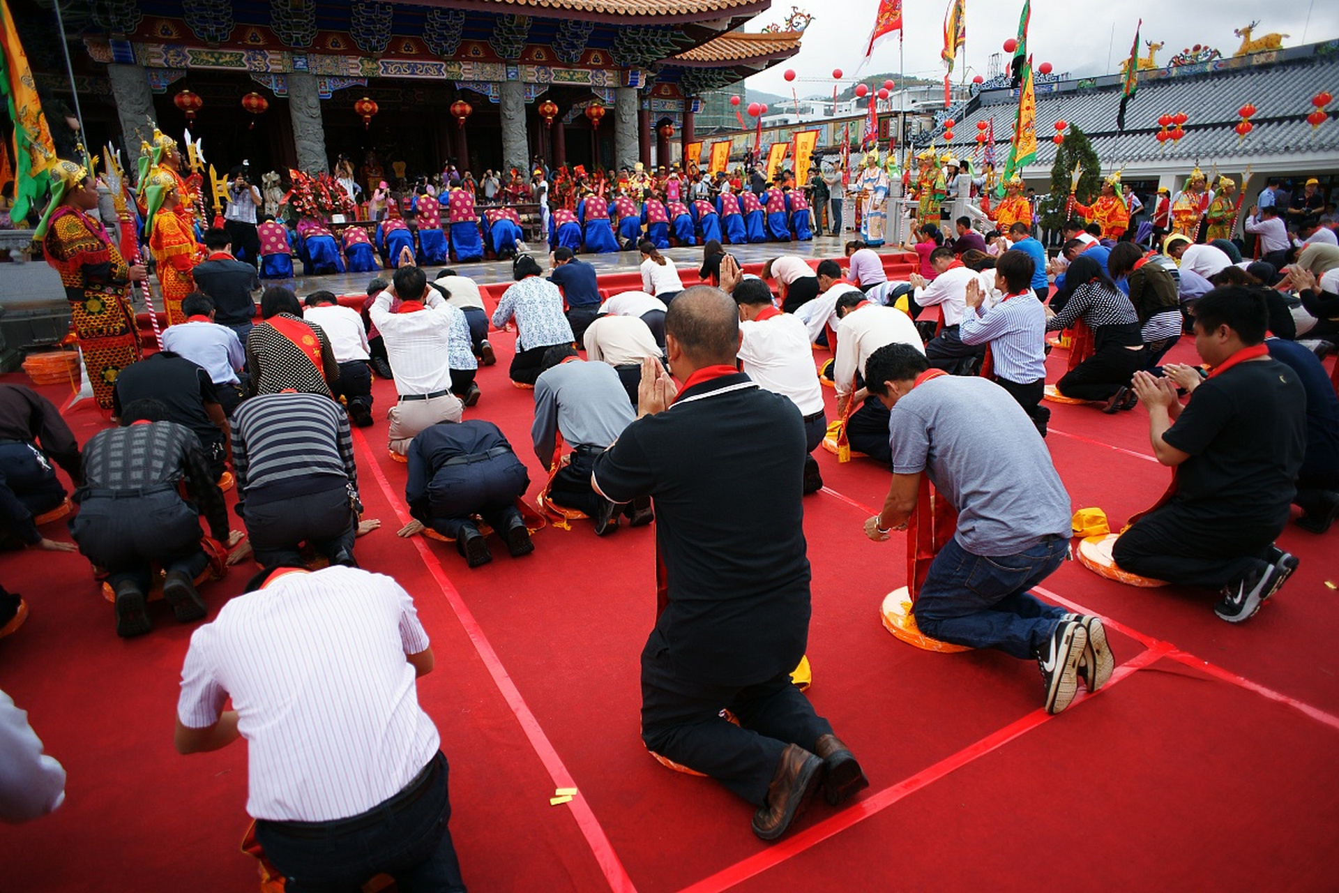 拜祖大典,这一古老而庄重的仪式,不仅是一场对祖先的敬仰与追思,更在