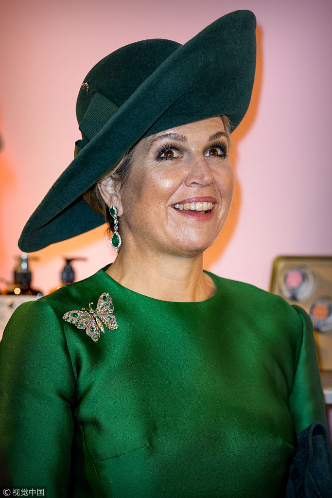 荷兰王后马克西玛出席展览会 宽檐礼帽贵气十足