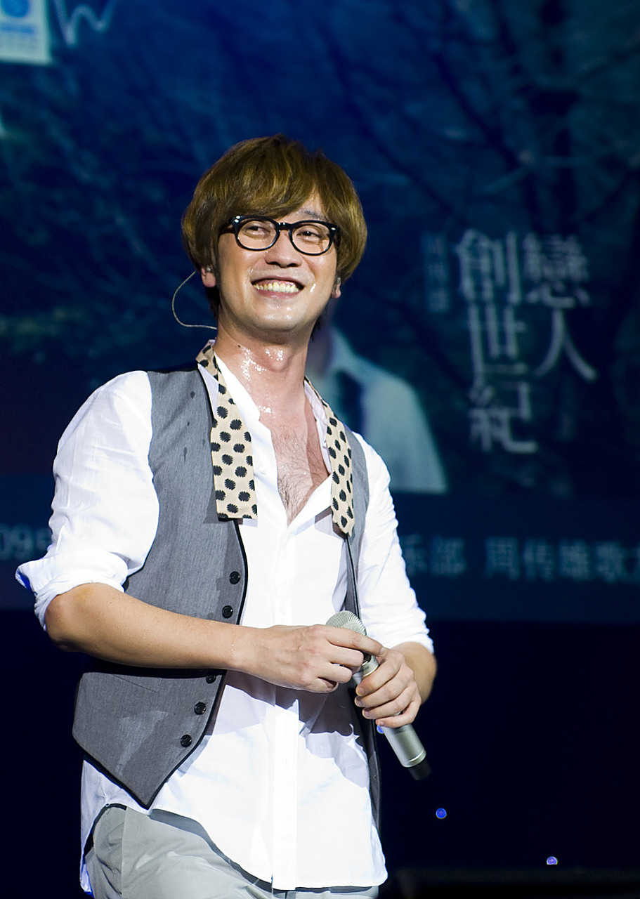 周传雄终于体会到伍佰的快乐了,几年前,他还在人生低谷到处商演,那时