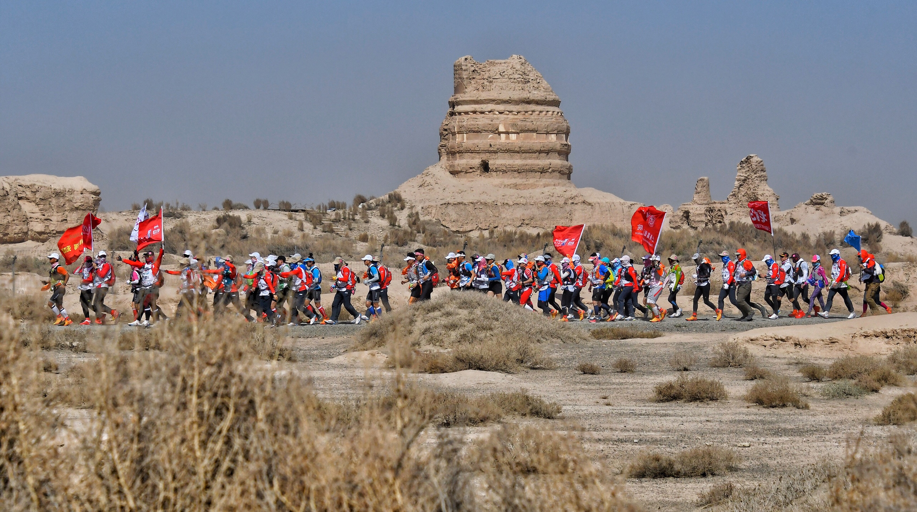 第十三届玄奘之路商学院戈壁挑战赛开赛(1)