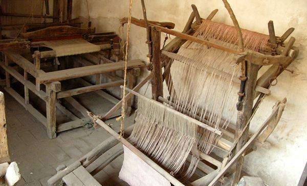 只有在农村才能见到的罕见物,织布机已经没有人见过了