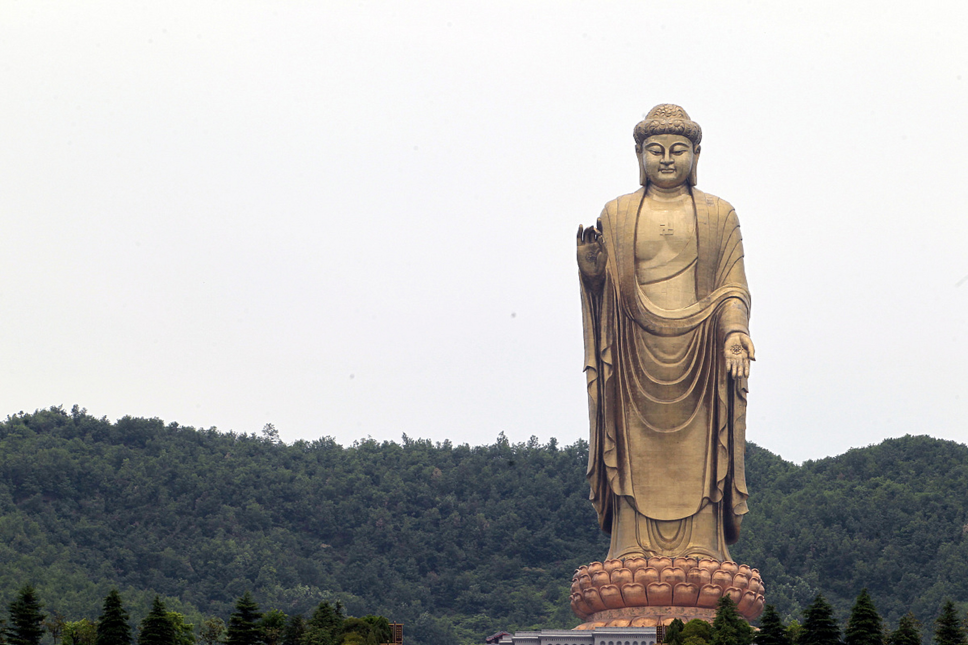 高达208米的中原 大佛像震撼心灵.