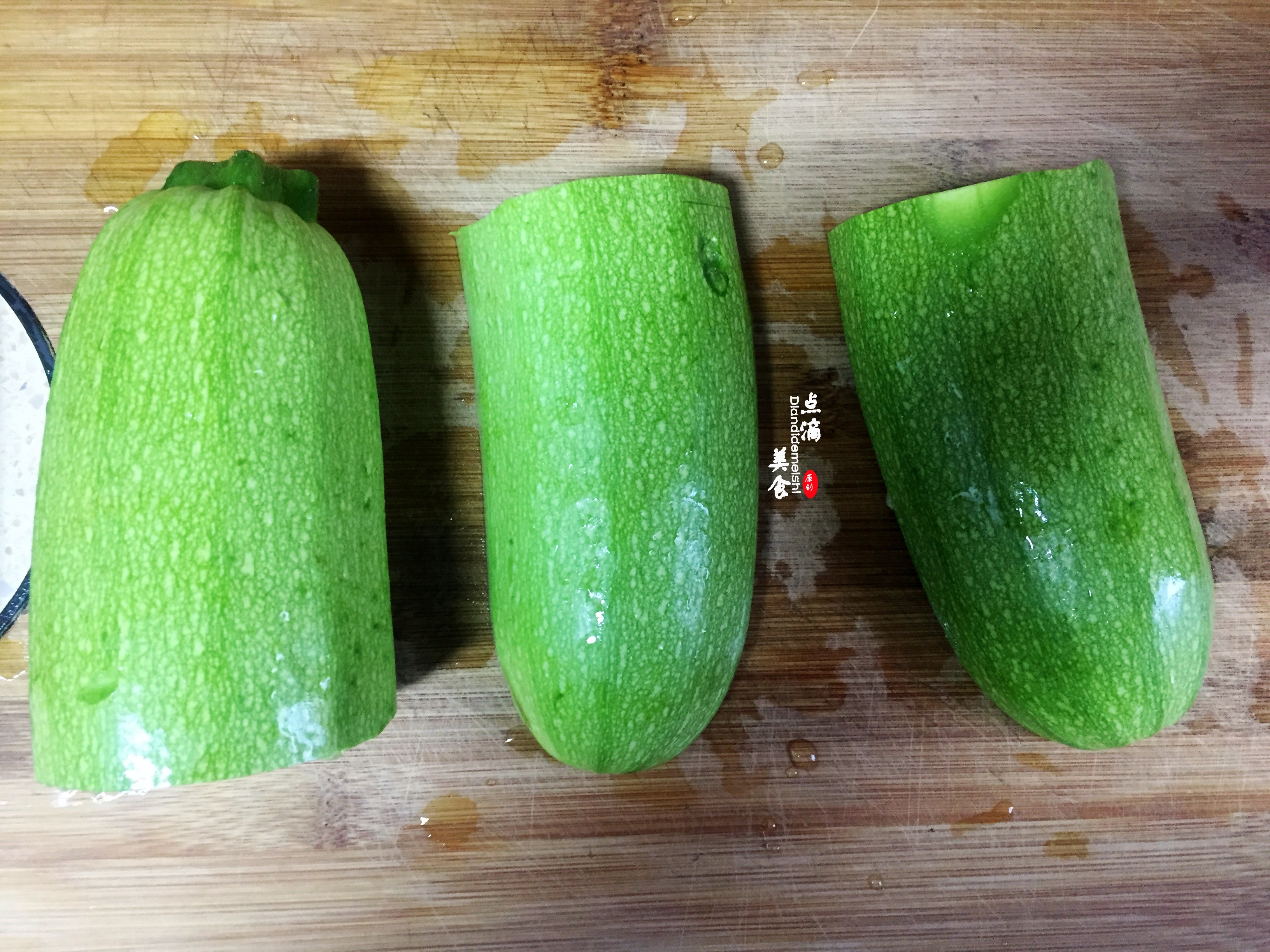 炒一次只要半个西葫芦,中间切开,一半留用,对半切开.