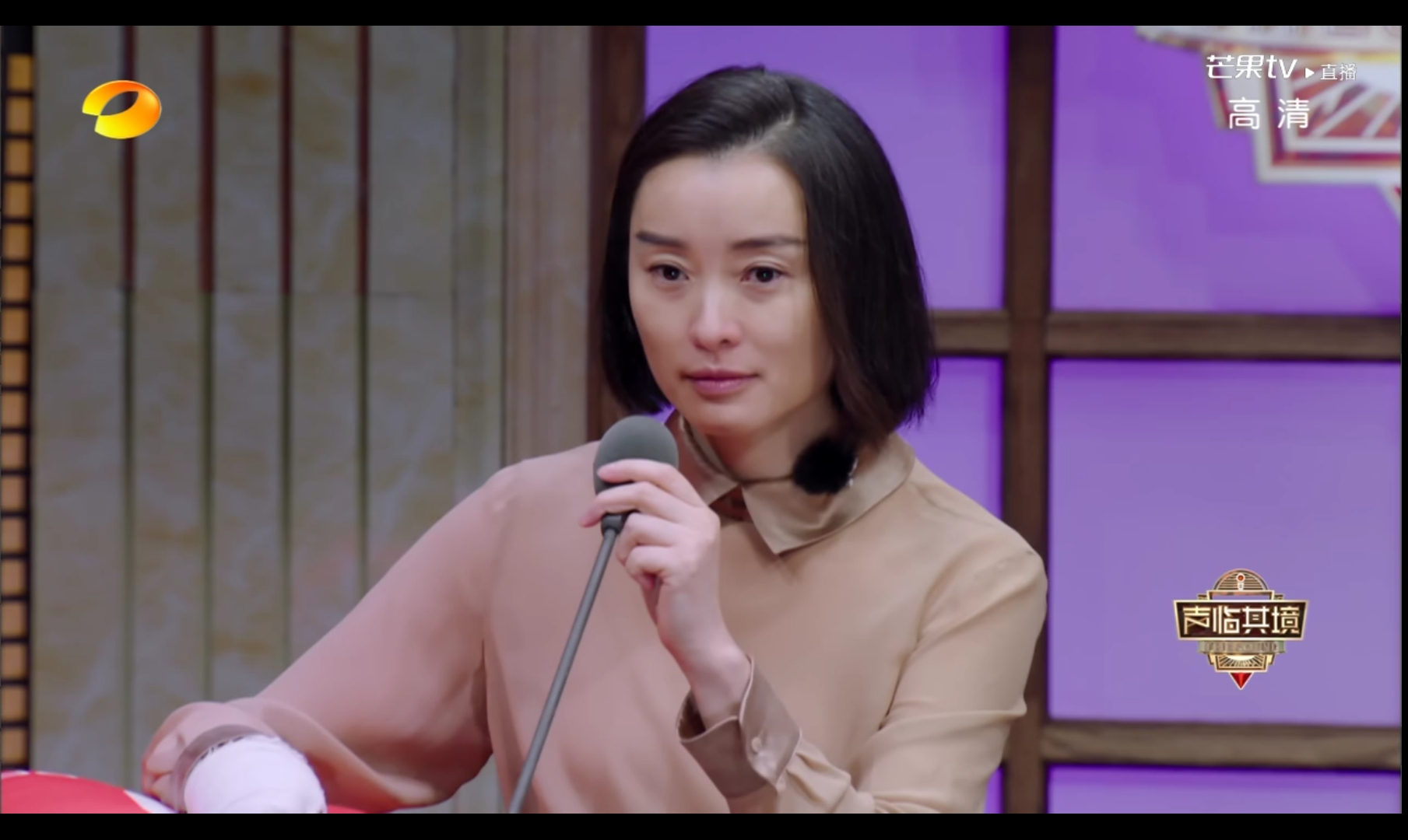 《声临其境2》吴越太敬业了,带伤出场,一人配七角,还跪着配音
