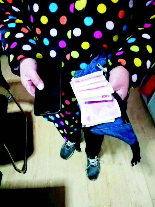 收废品时丢2500元现金 保洁员寒风中等待70分钟归还