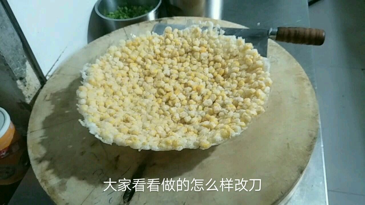 饭店大厨教你做一道“香煎玉米烙”做法简单,香甜酥脆
