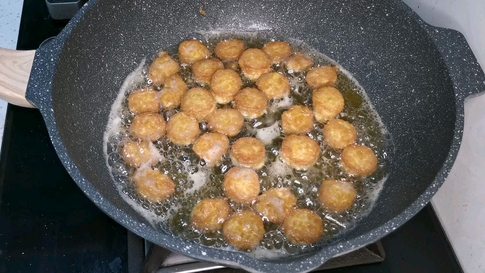 日本豆腐的家常做法,外酥里嫩,做好了比鱼肉还鲜嫩