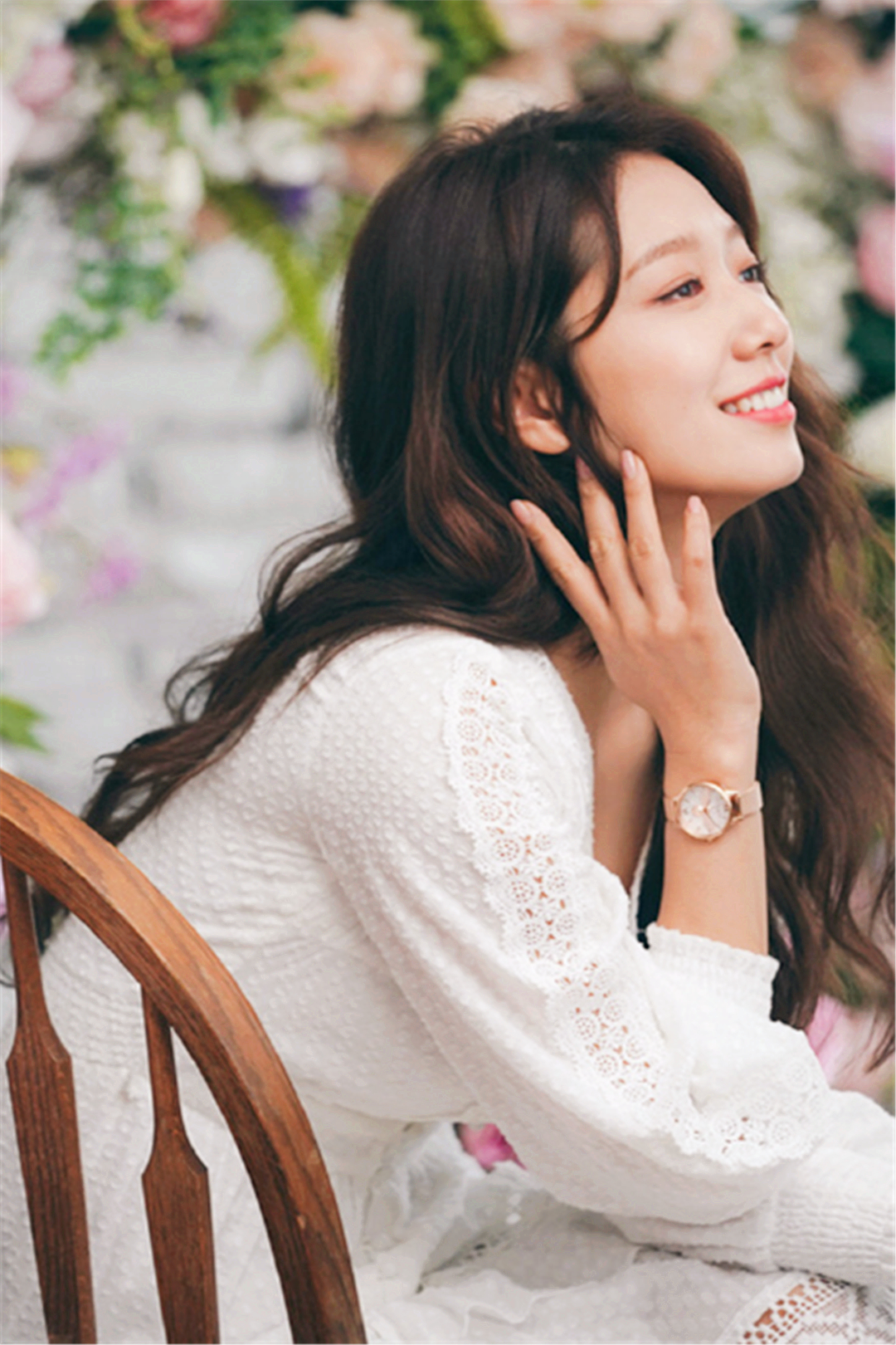 朴信惠写真画报,披肩长发显温柔,宛如置身于花海中的仙子美人