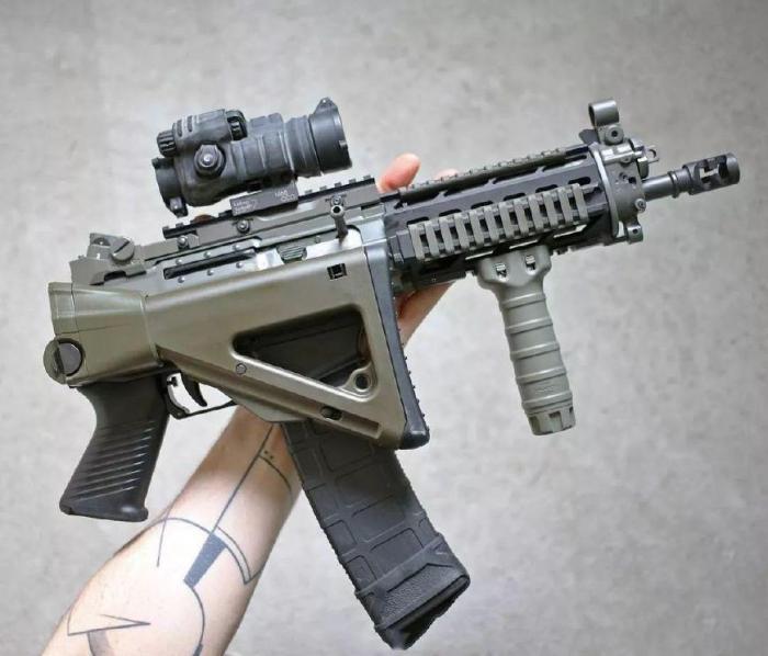 外形酷炫,专门对付黑帮势力的枪支,sig-552短突击步枪