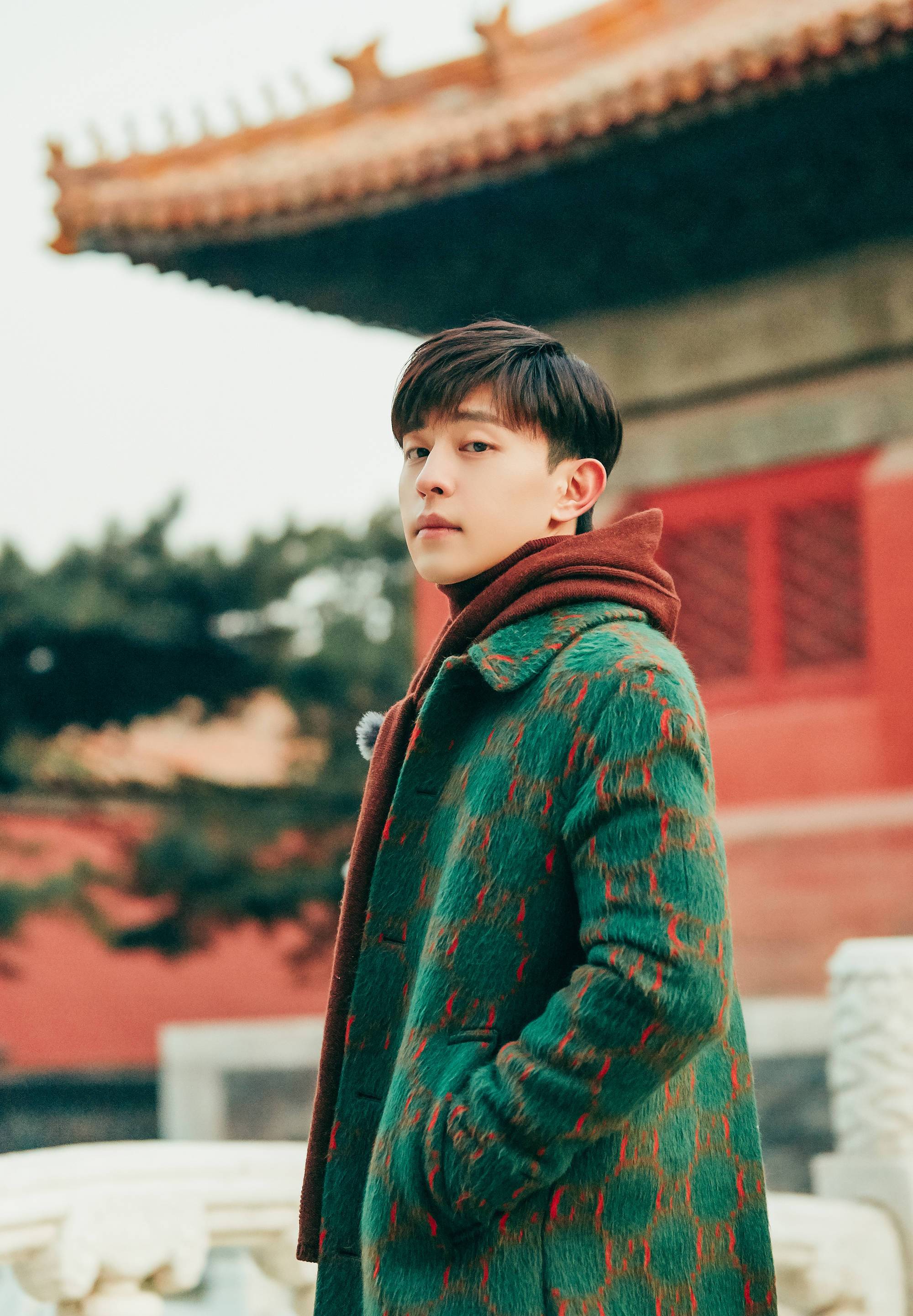 90后的邓伦,在出演《欢乐颂》谢童一角,戏份虽少但叛逆不羁的歌手身份