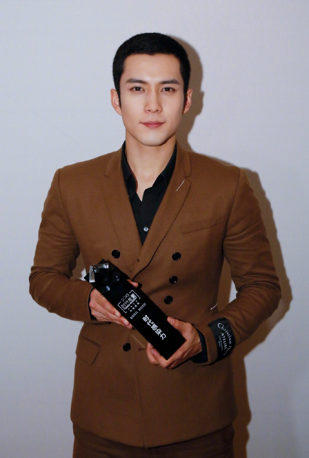 韩东君一直被误认为是30多岁,看他穿衬衫的样子,才发现非常年轻