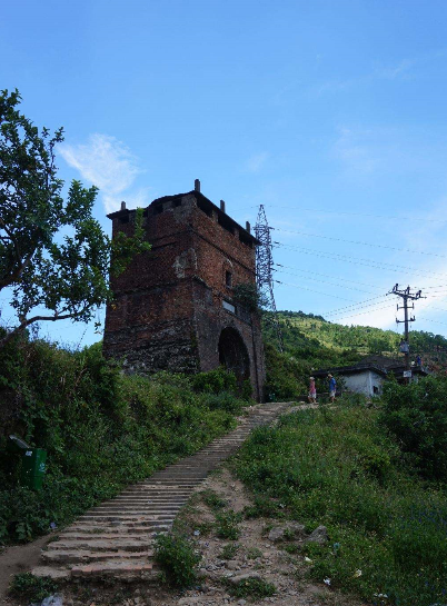 海云关:是重要的战略据点,山顶自古就设有关口