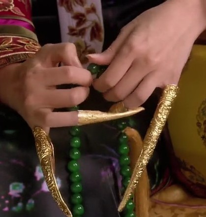 清宫戏中各妃嫔手上为什么要带长指甲套?