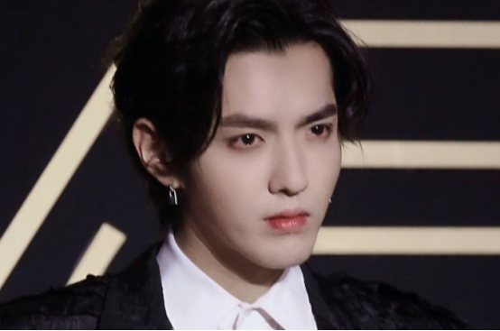 吴亦凡回国复工,却遭官媒点名批评,网警:禁止他使用中国护照!