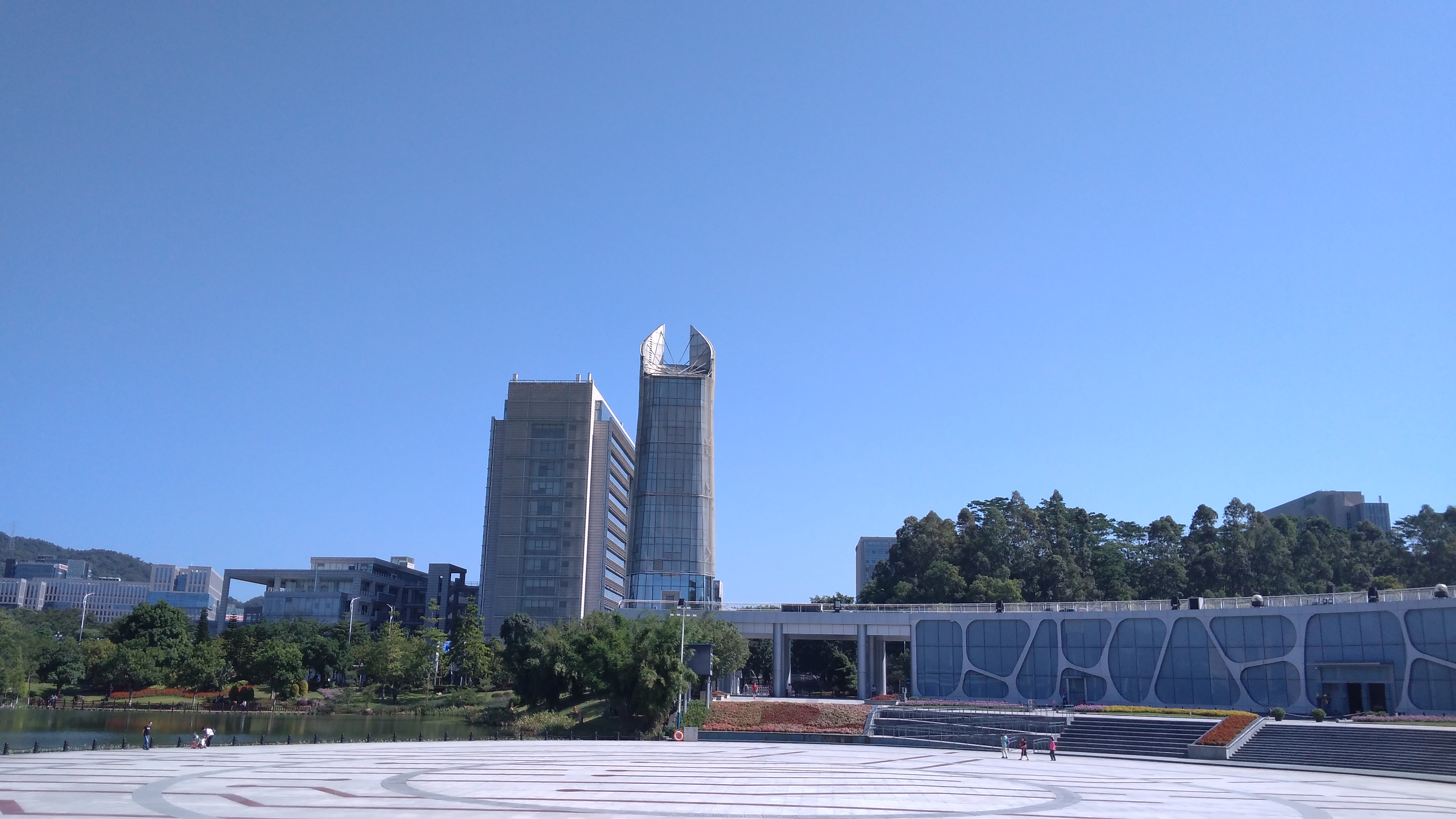 周末远足好去处:科学城科学广场的蓝天绿树,惬意!