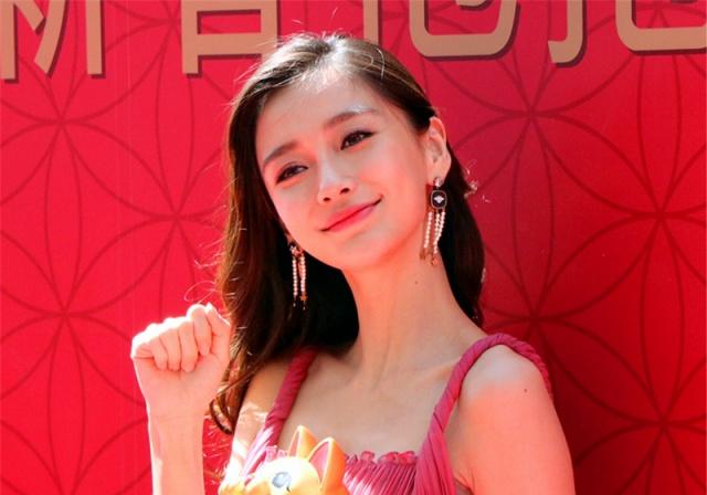 杨颖春晚粉丝破亿,继何炅杨幂谢娜后第四位