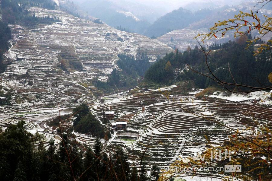 1月2日,在贵州省榕江县八开镇党央村,皑皑白雪覆盖的梯田,犹如一幅极