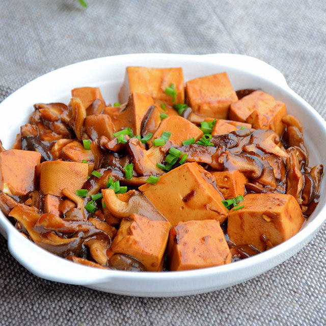 父亲爱吃豆制品,尤其喜欢豆腐,今天就做一盘菌菇烧豆腐,一口气吃了好