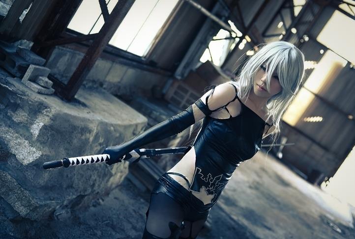 这个小姐姐扮演的也是a2,银白色的长发,黑色迷人的背带衫,而且还拿着