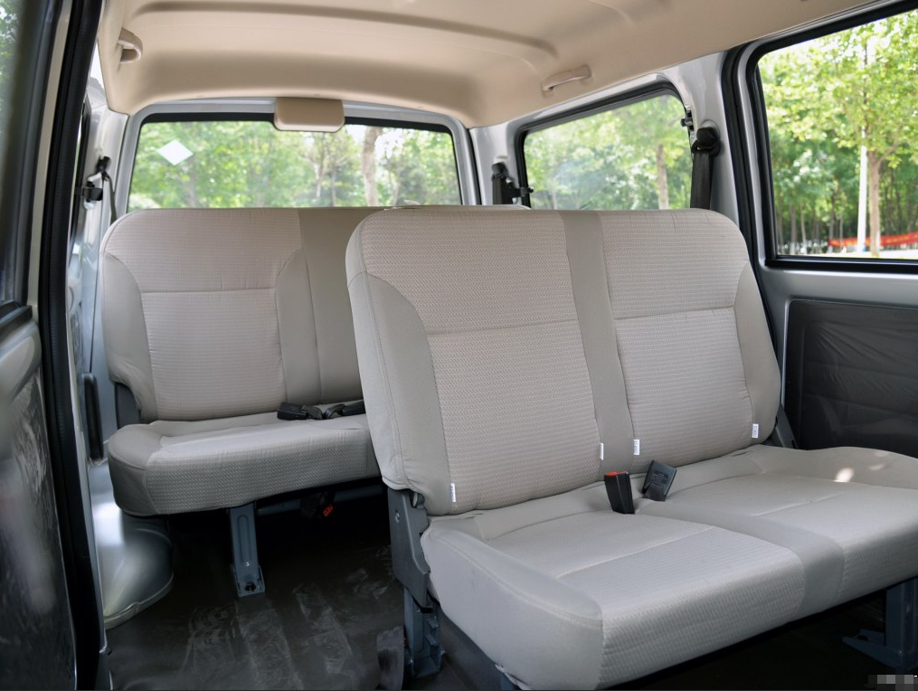 上汽通用五菱-五菱荣光,看起来上档次,外观很潮流!