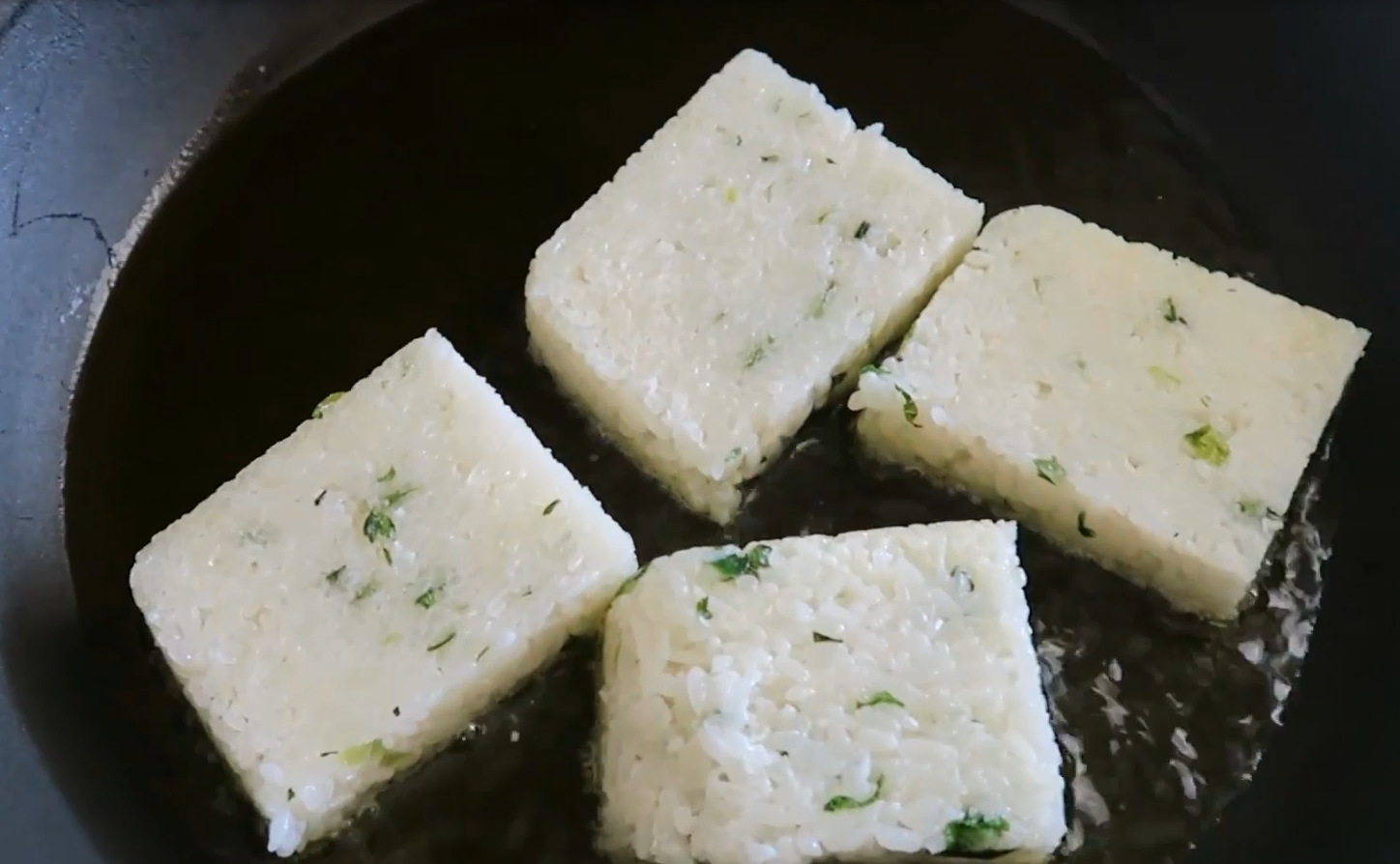 香煎糯米饭,比糍粑解腻,比米饭有嚼劲,却依然软糯可口