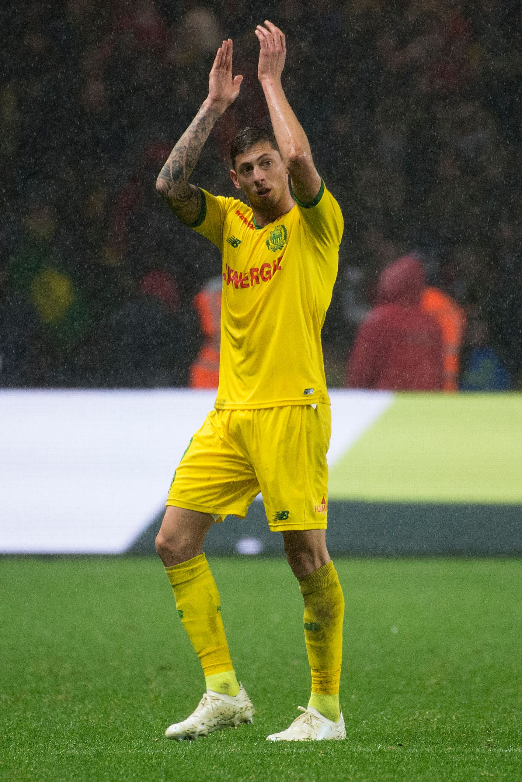 足球——媒体曝萨拉所乘飞机在英吉利海峡上空失联